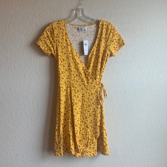 Hollister Dresses & Skirts - Hollister, California XS yellow floral dress